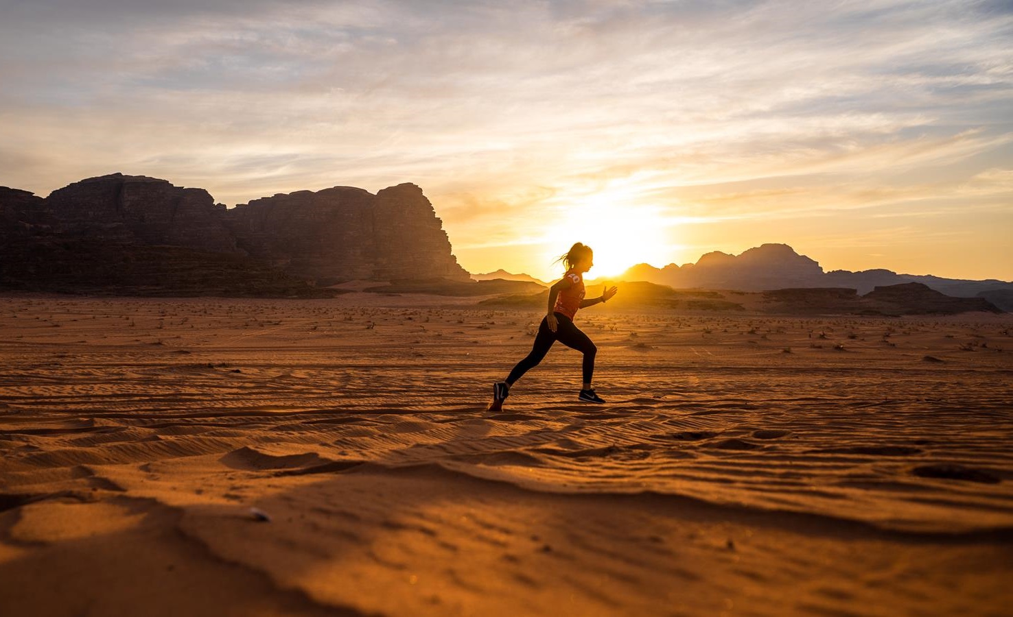 Pustynia Wadi Rum i bieganie o zachodzie słońca. Raaaj